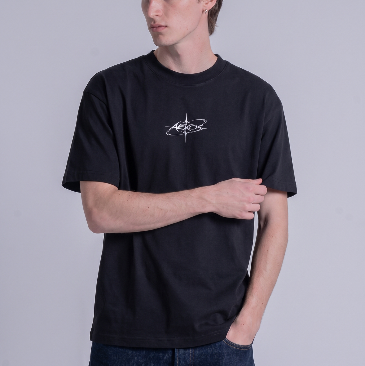 AEKOS ESSENTIALS TEE